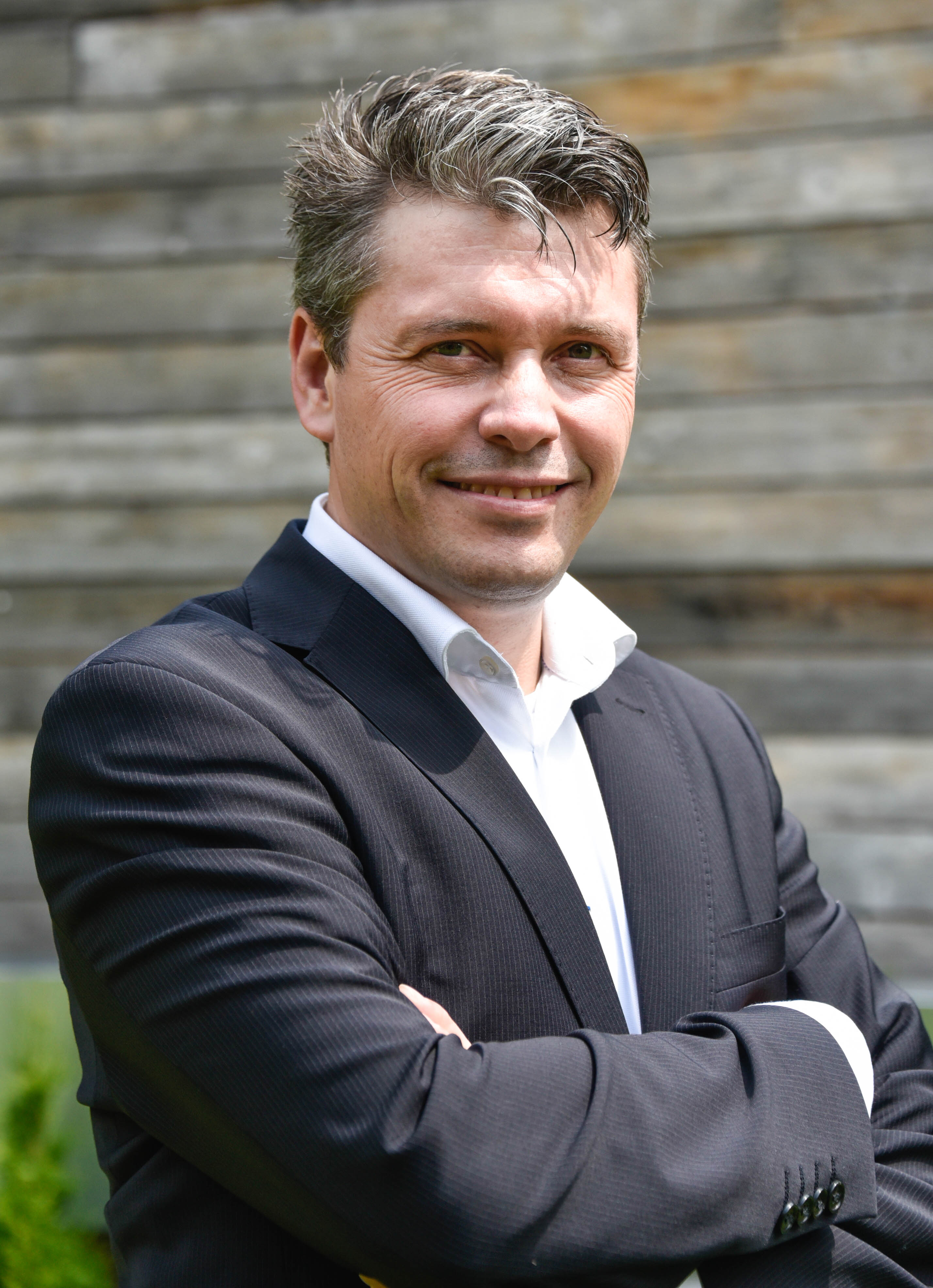 Portrait von Giovanny Bucher vor dem SWISS-Headquarters in Kloten