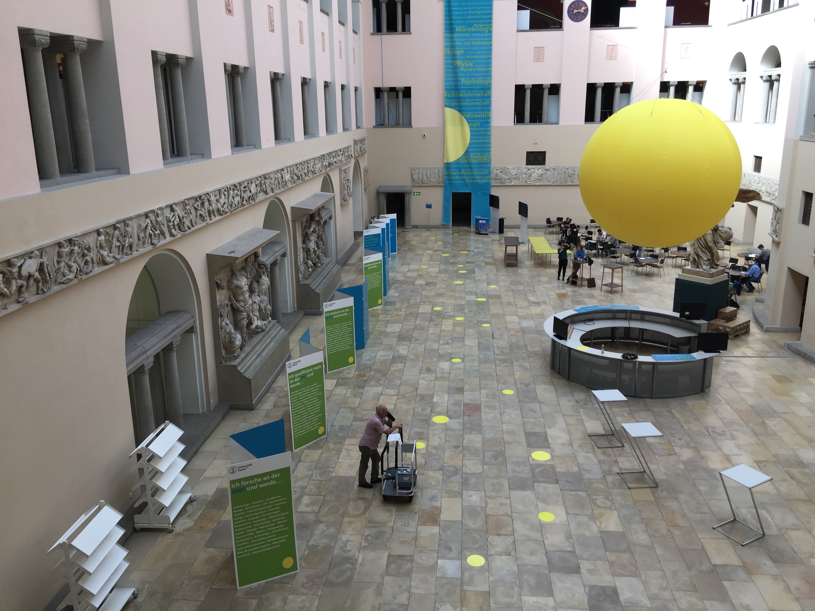 Besuchende an der Studieninformationsmesse