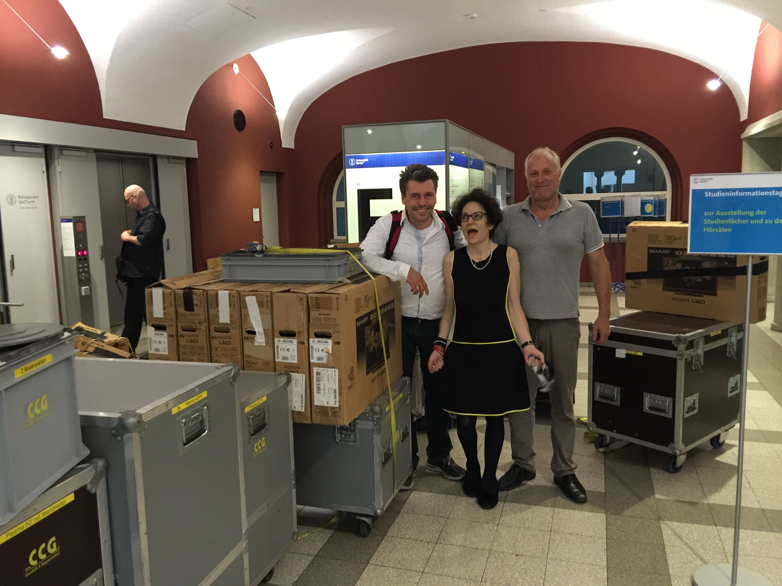 Besuchende an der Studieninformationsmesse