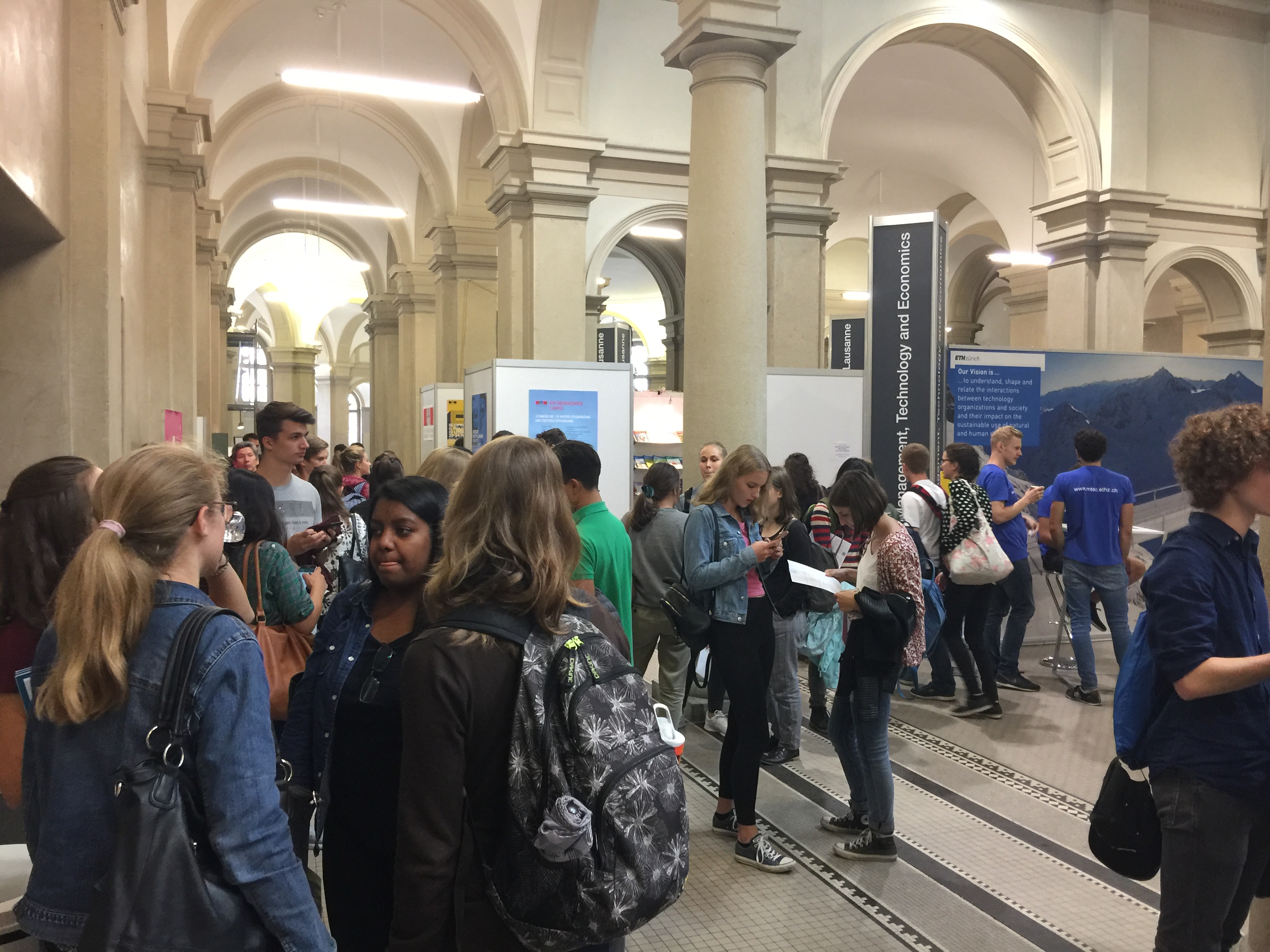 Besuchende an der Studieninformationsmesse
