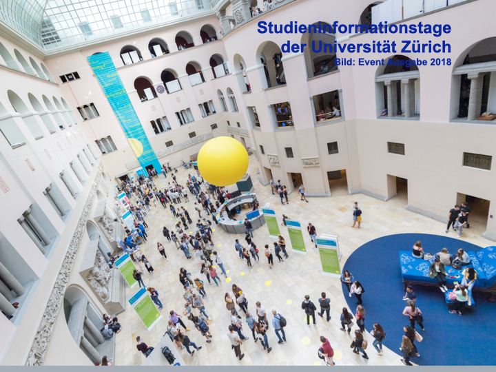 Besuchende an der Studieninformationsmesse